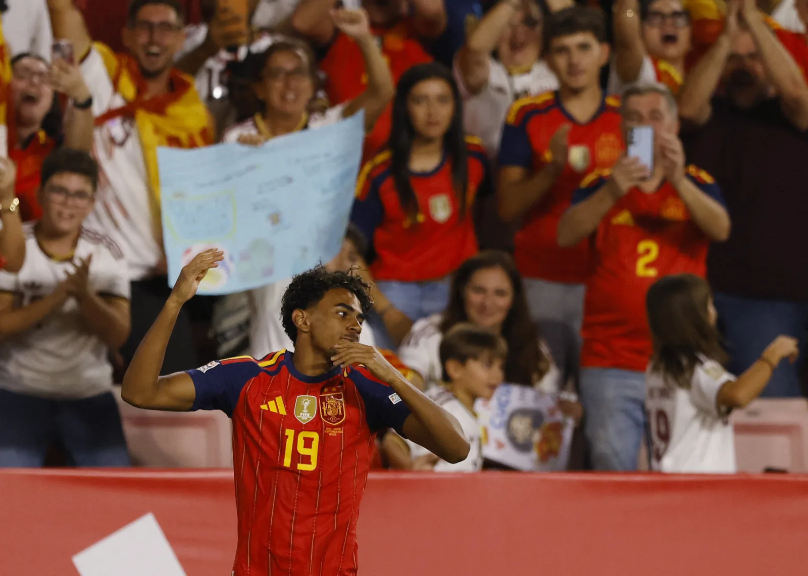 Espanha marca após 70 segundos de posse e 25 passes contra a Croácia