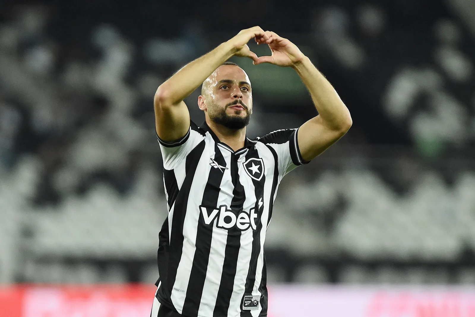 Botafogo segura saída de Arthur Cabral à espera de novo atacante