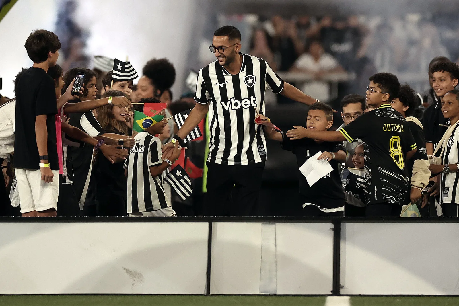 Ziyech é apresentado pelo Botafogo antes de duelo com o Bragantino