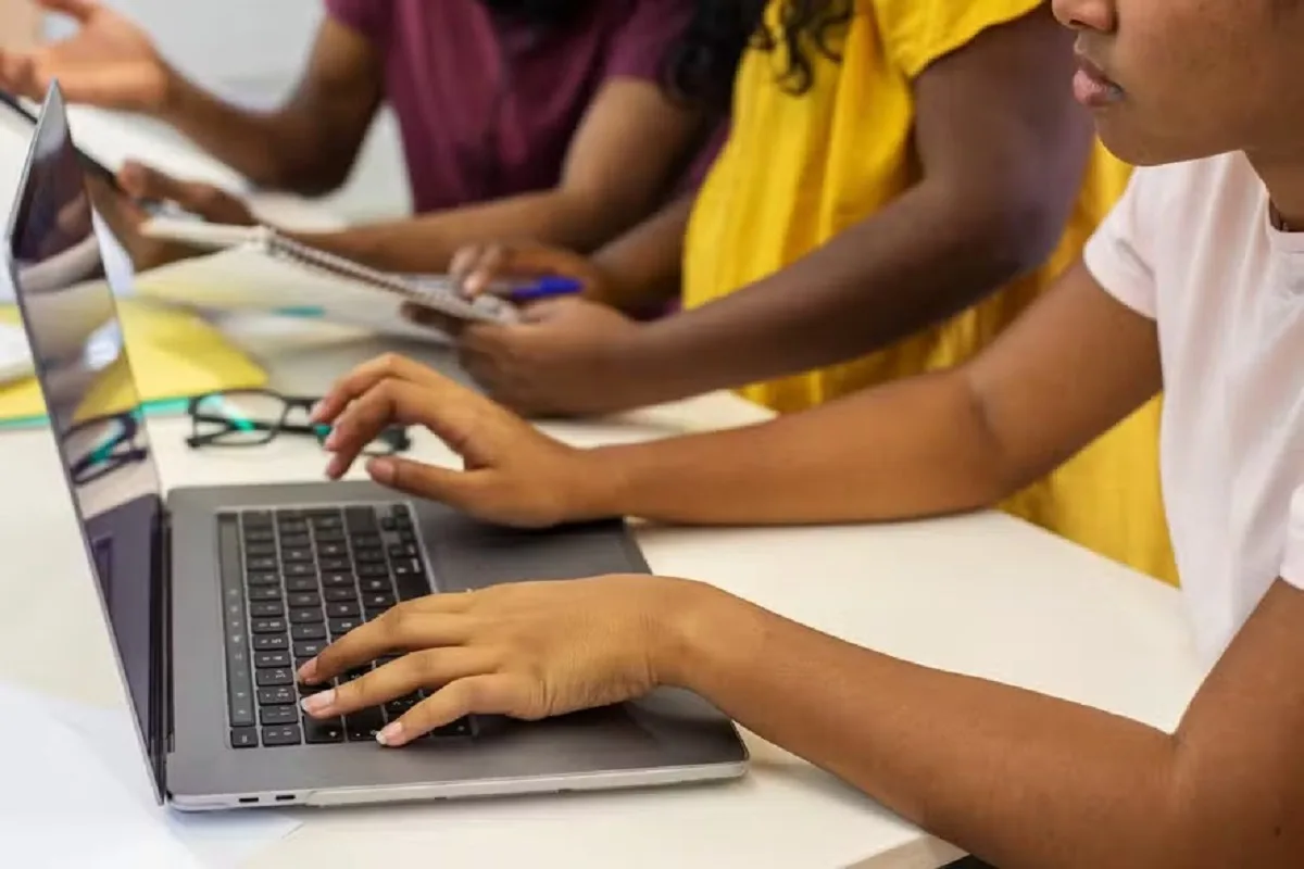 Pisa 2025 aponta uso semanal de IA por 48% dos estudantes brasileiros