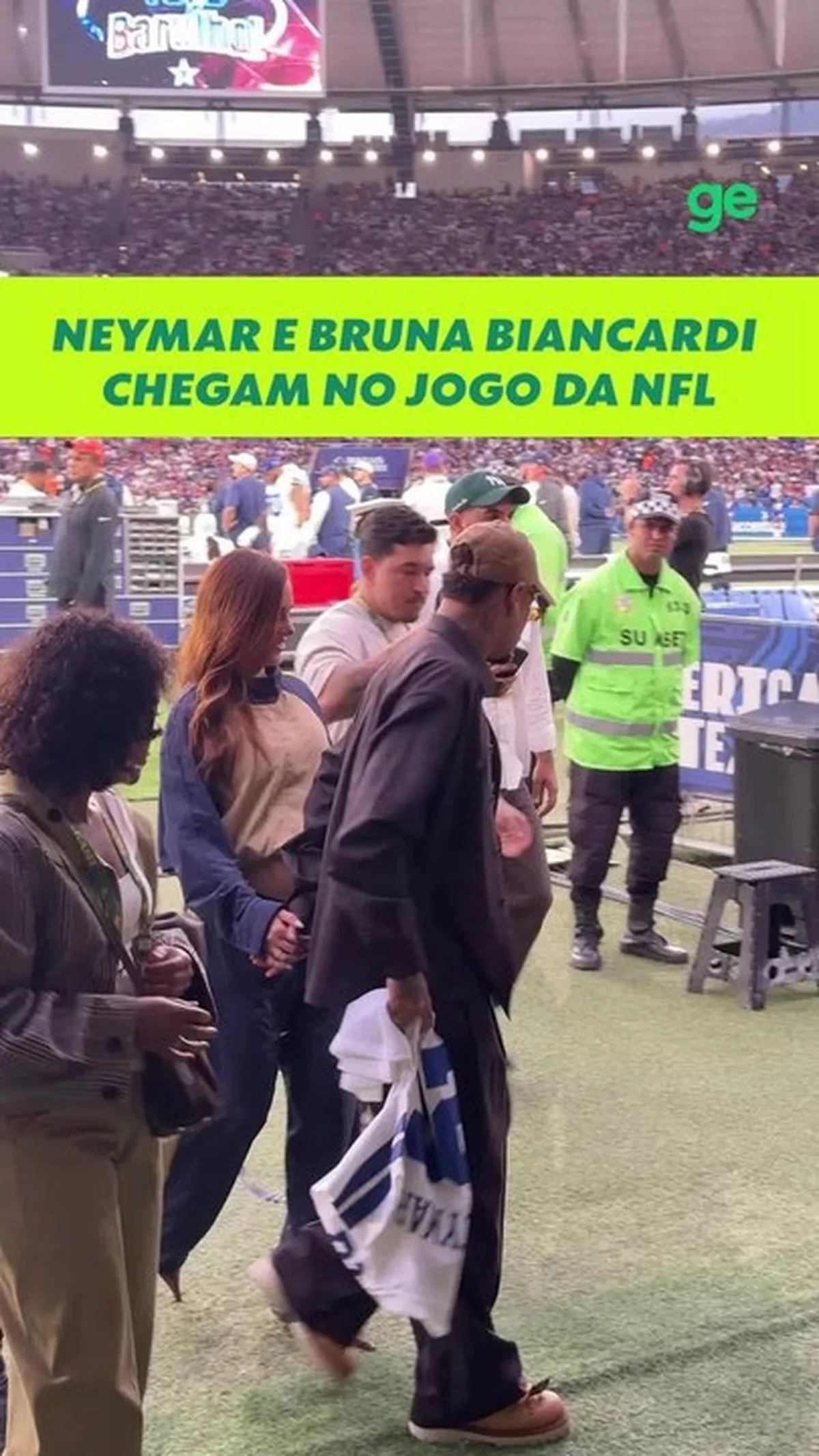 Neymar recebe camisa personalizada dos Cowboys antes de jogo da NFL no Maracanã