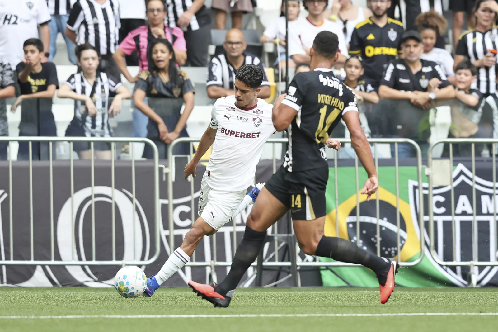 Júlio Fidelis ganha espaço no Fluminense após estreia como titular aos 19 anos