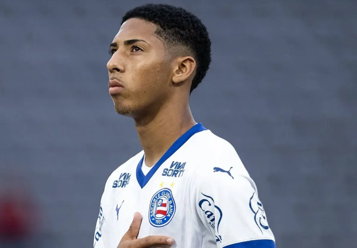 Bahia profissionaliza lateral de 16 anos até setembro de 2029