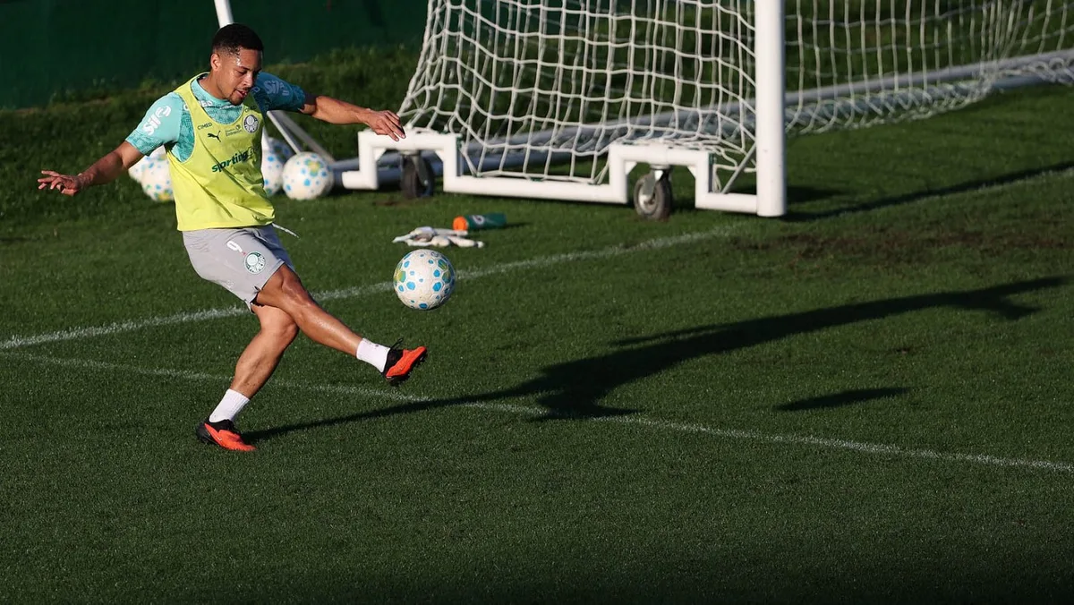 Atuação contra a LDU mostra evolução de Vitor Roque no Palmeiras