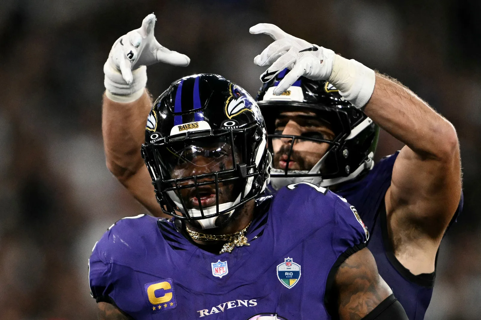 Hino brasileiro emociona jogadores dos Ravens antes de vitória no Maracanã