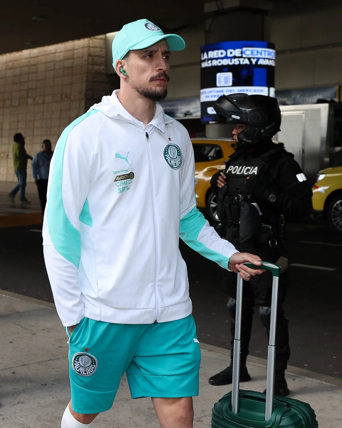 Palmeiras desembarca em Quito com 26 jogadores para duelo com a LDU