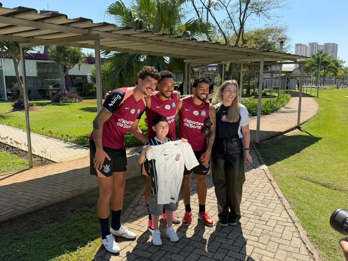 Pedro Mello visita CT do Corinthians e encontra jogadores após caso com camisa de Neymar