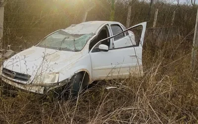 Motorista é levado ao hospital após capotamento na BA-120