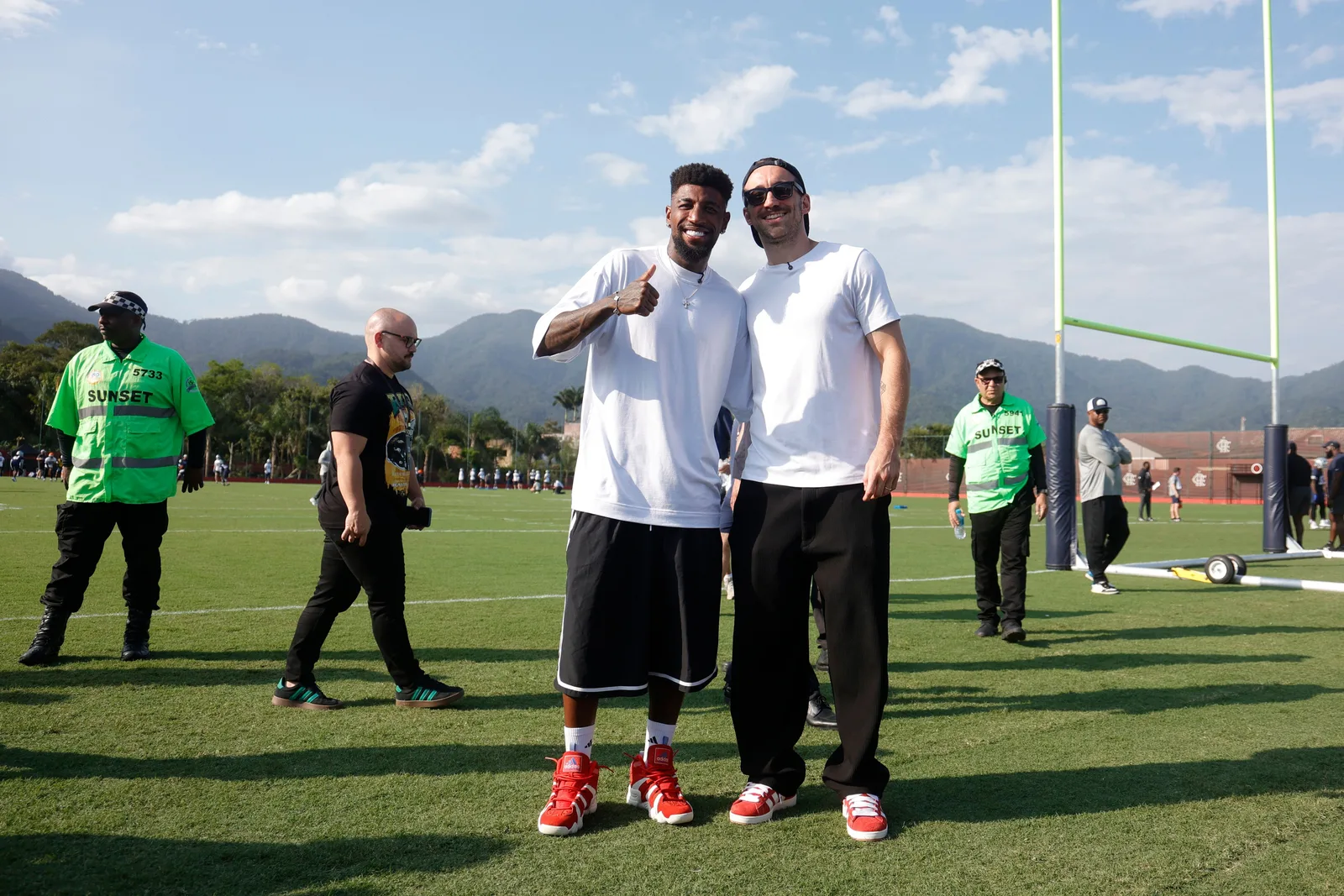 Léo Ortiz e Emerson Royal acompanham treino dos Cowboys no Ninho do Urubu