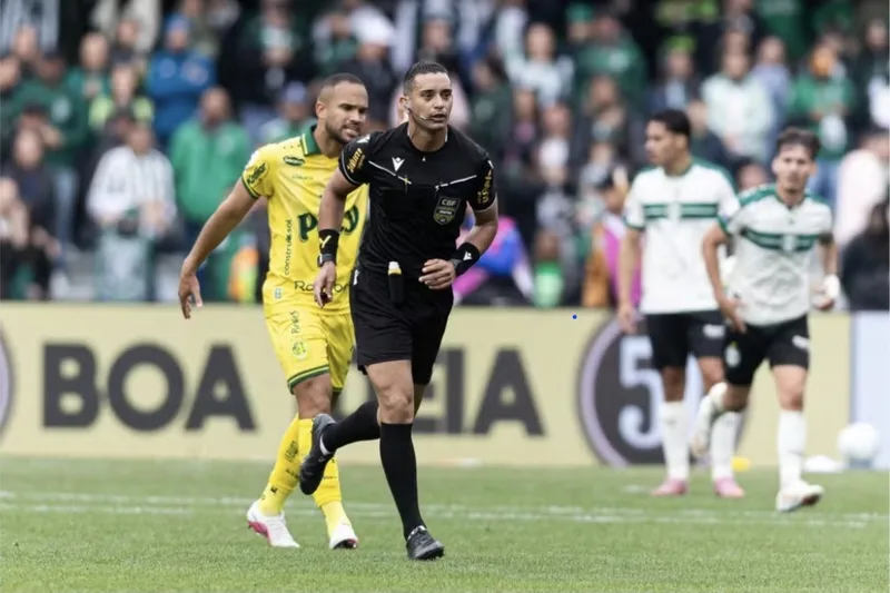 VAR anula pênalti marcado após choque entre jogadores do Coritiba