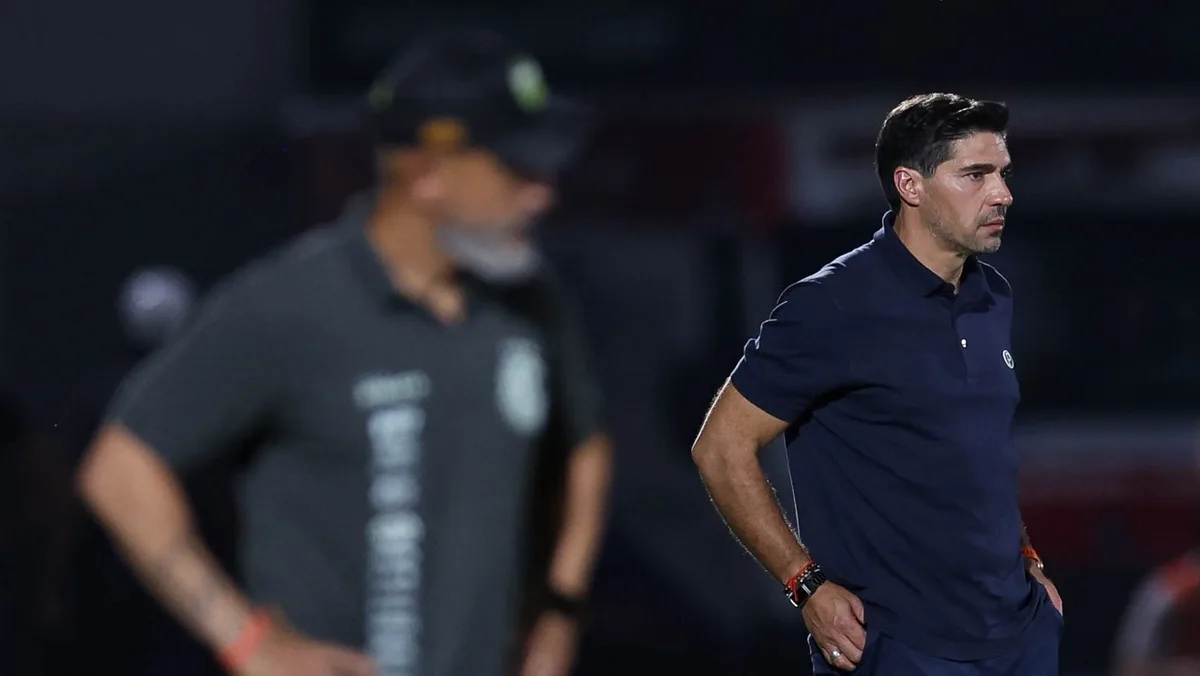 STJD suspende Abel Ferreira por duas partidas após chute em microfone