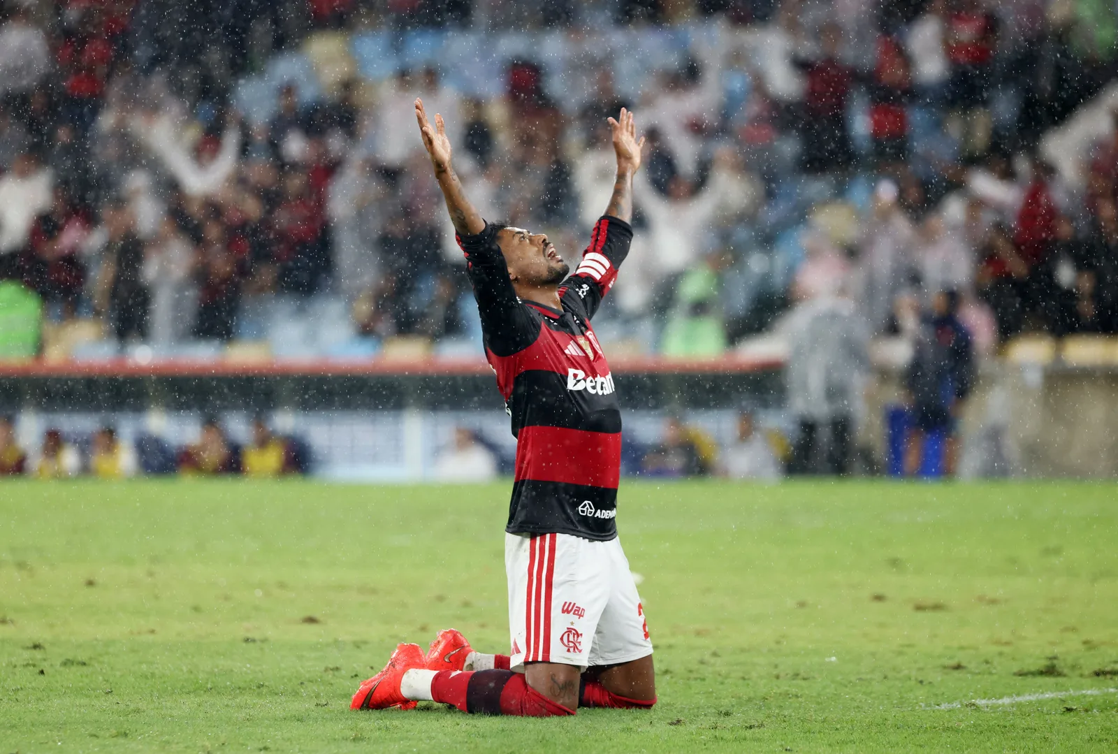 Bruno Henrique decide para o Flamengo e provoca reações inusitadas no Maracanã