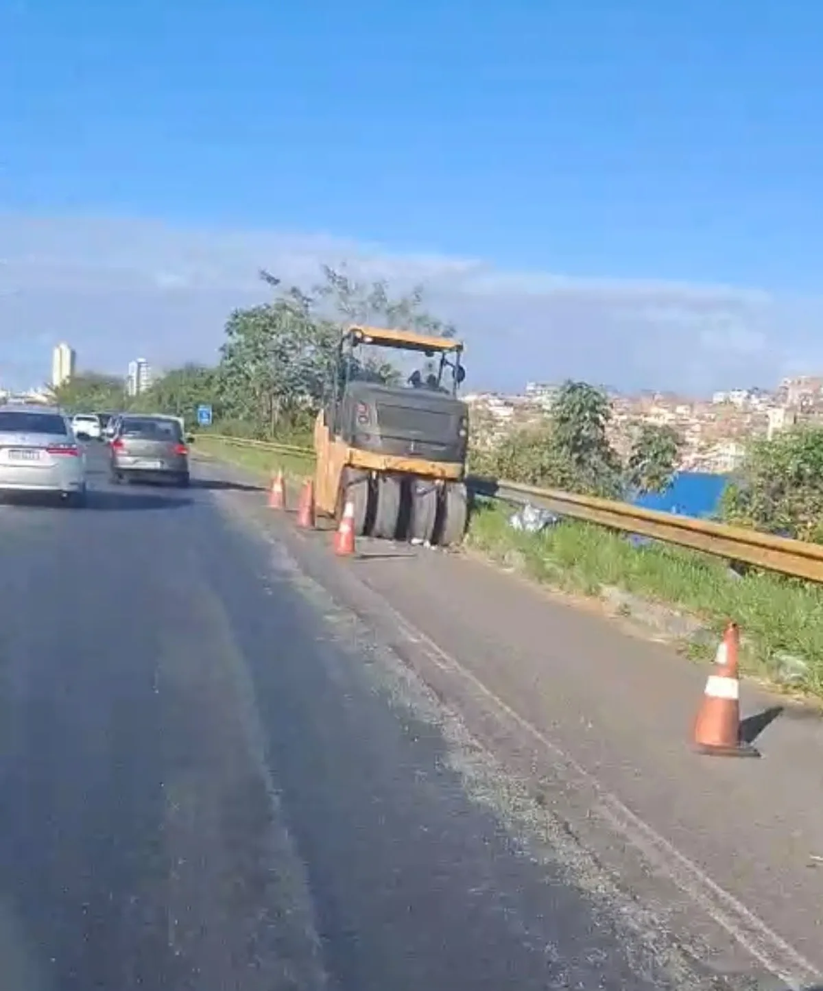 Homem morre após colisão de moto com rolo compactador na BR-324