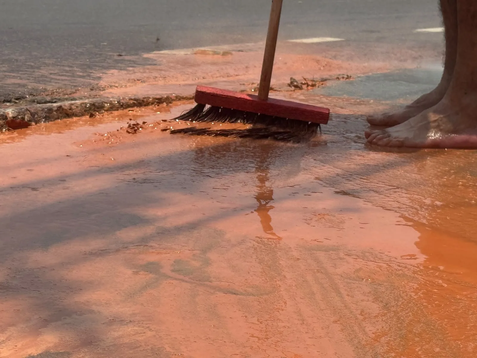 Lama atinge residências após rompimento de tubulação na Zona Oeste de Manaus
