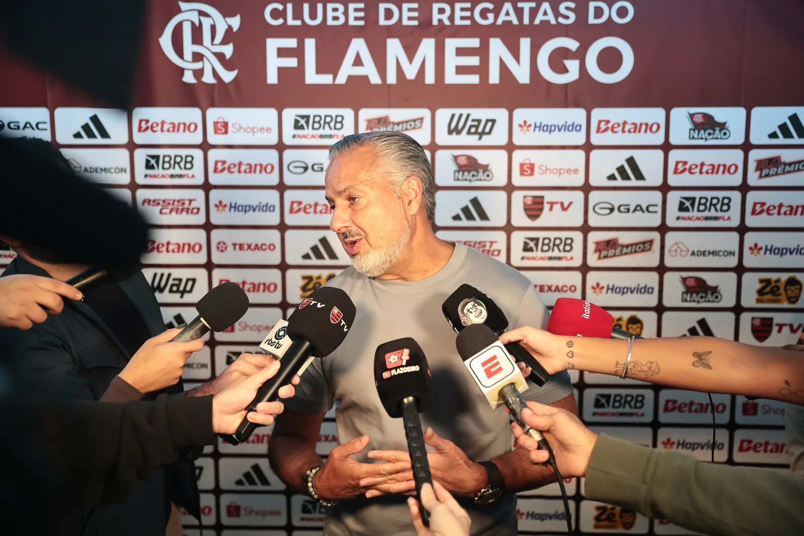Diretor do Flamengo cita Prestianni entre jogadores que levaria ao clube