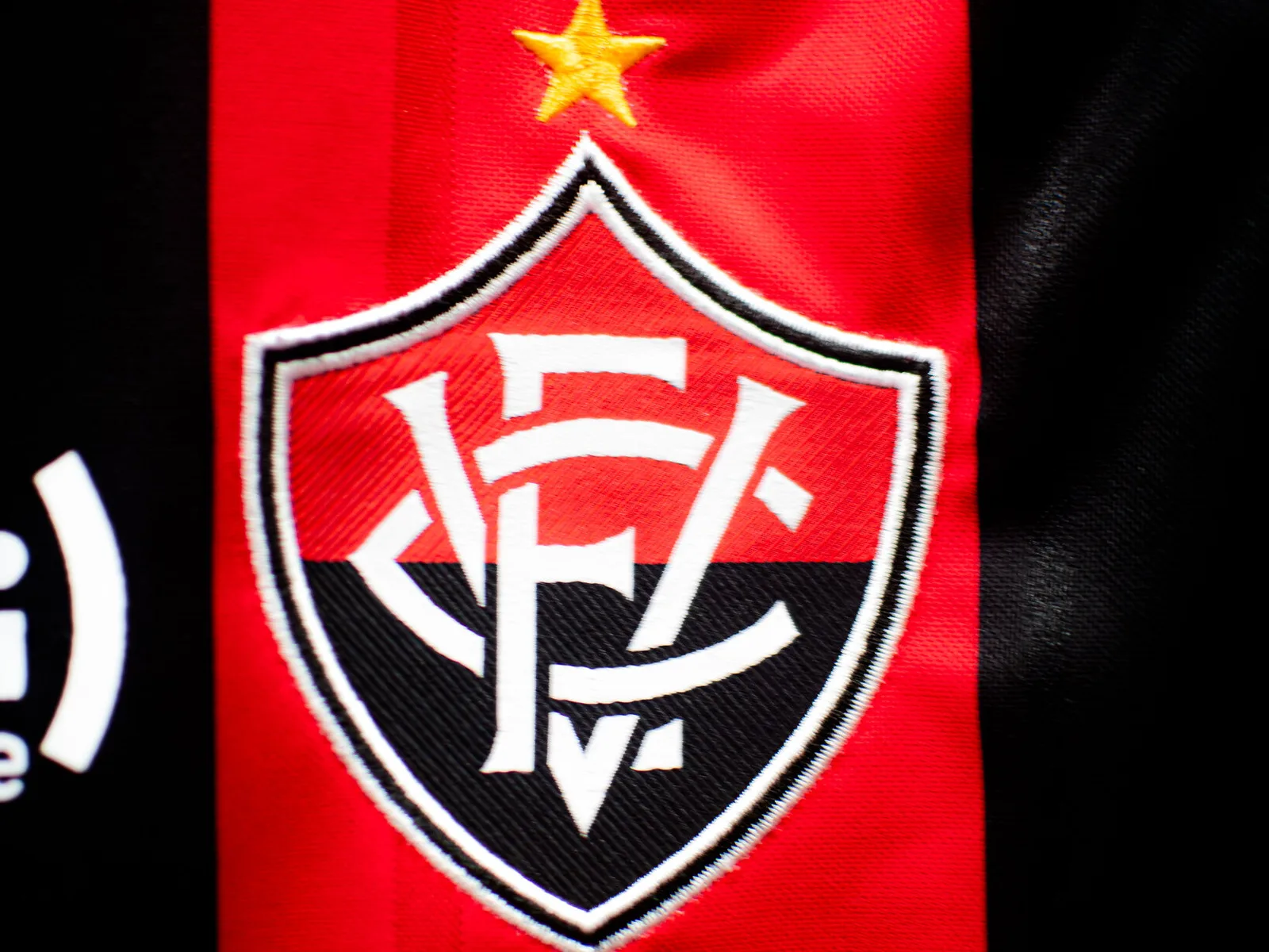 Alex Bruno escolhe o Vitória após sondagens do Athletico e de clubes da Série B