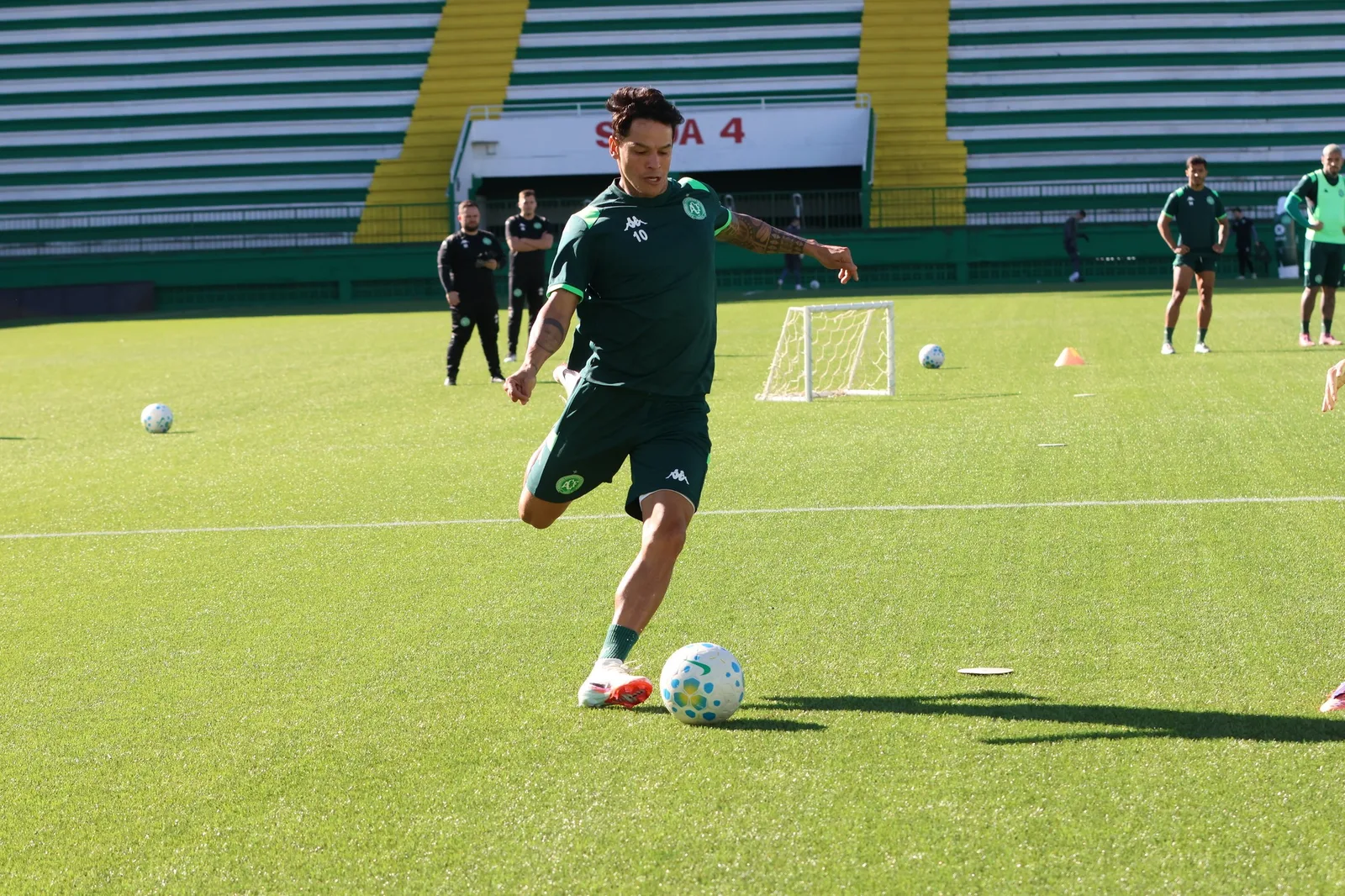 Chapecoense terá novidade na lateral e baixa na defesa contra o Atlético-MG
