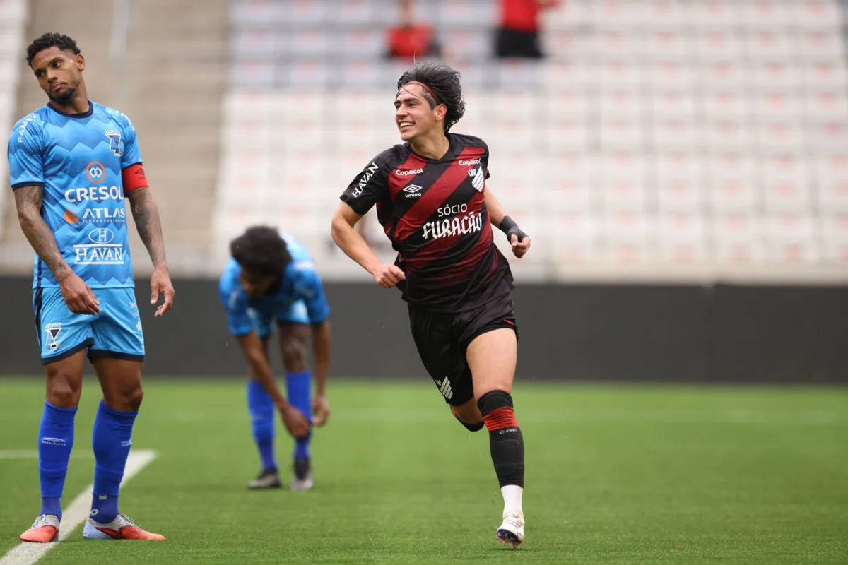 Athletico bate Azuriz e sobe ao terceiro lugar na Copa Paraná