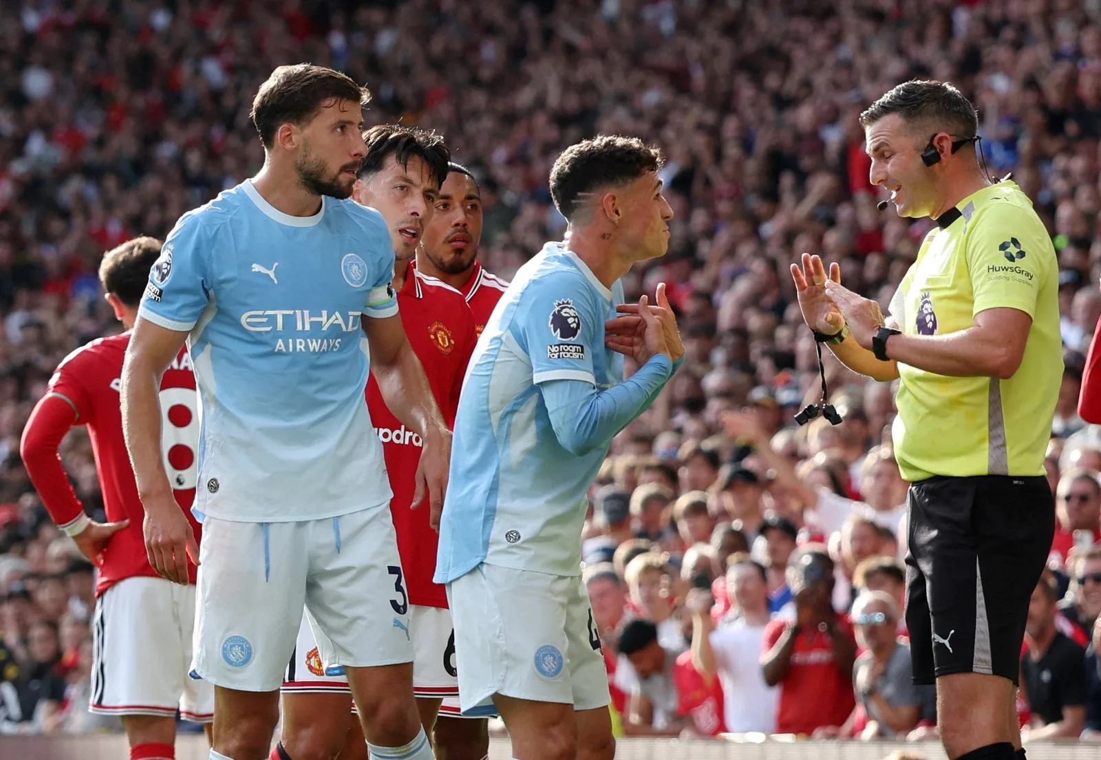 Manchester City vence com dez e Foden reage a provocações no Old Trafford