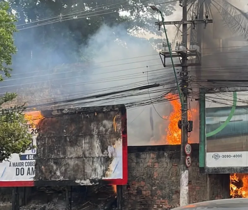 Incêndio em vegetação atinge outdoor e ameaça fiação em avenida de Manaus