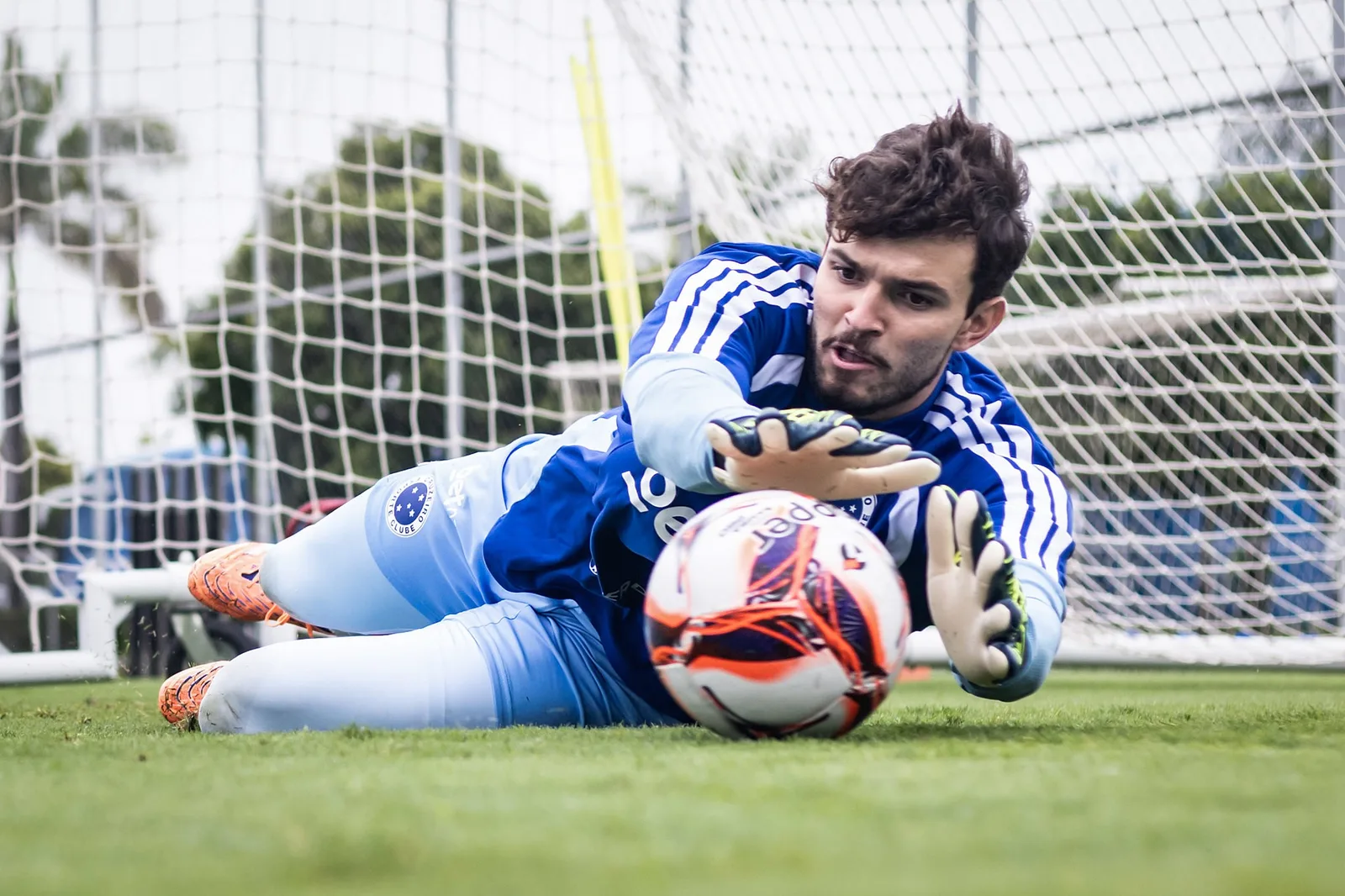 Otávio ganha espaço no Cruzeiro, renova até 2031 e chega à Seleção