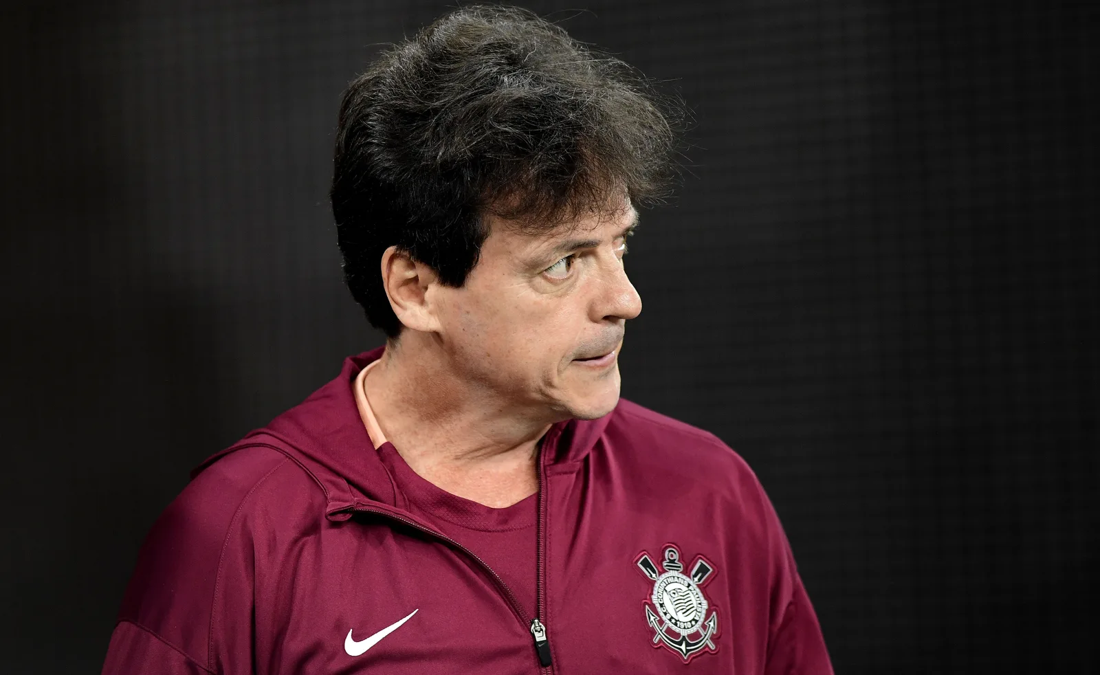 Corinthians enfrenta Fluminense com futuro de Diniz em discussão