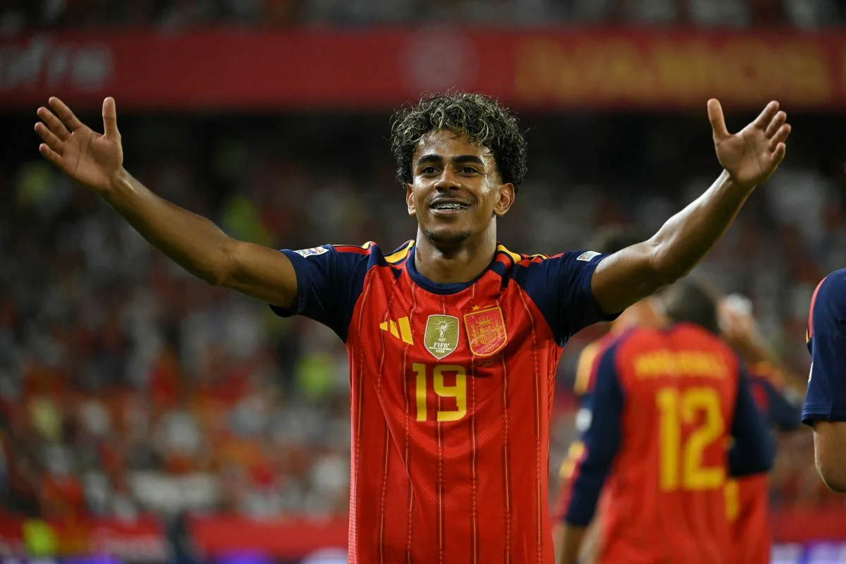 Yamal faz dois gols, dá assistência e amplia recordes pela Espanha