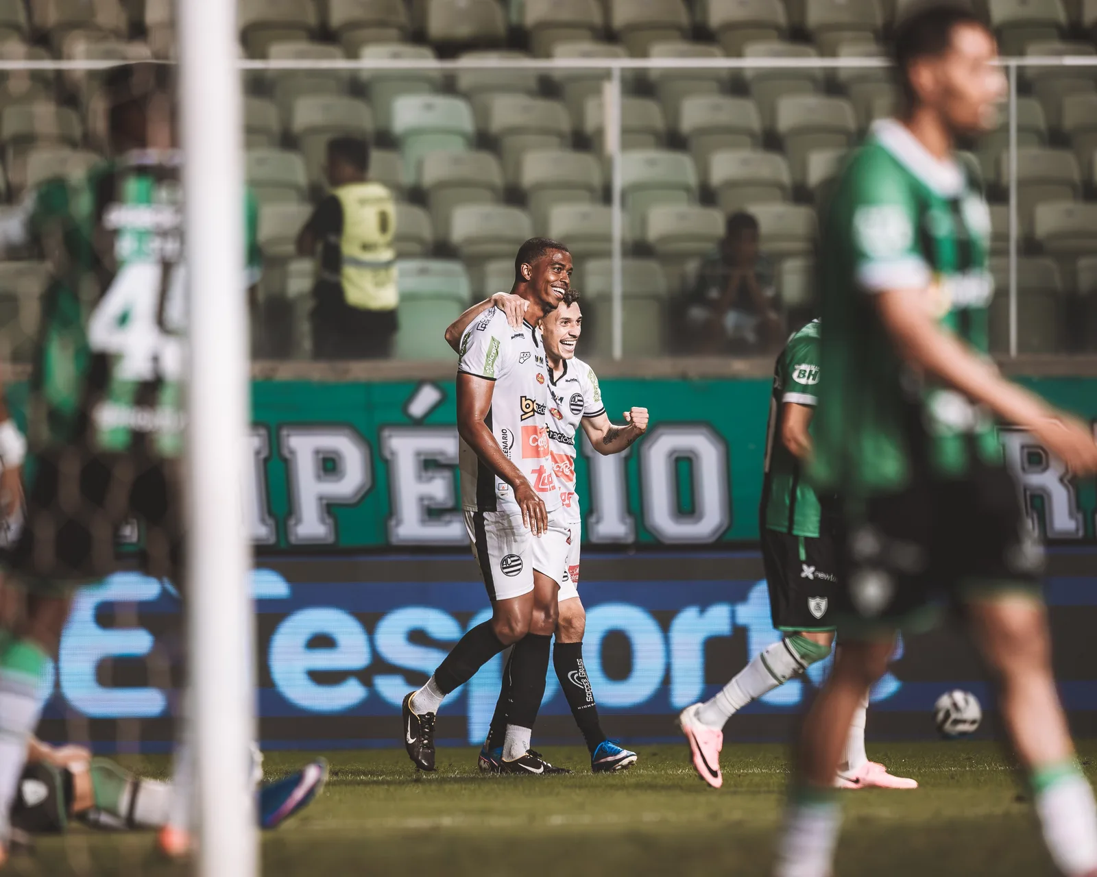 Carlinhos sofre trauma cranioencefálico e deixa jogo do Athletic de ambulância