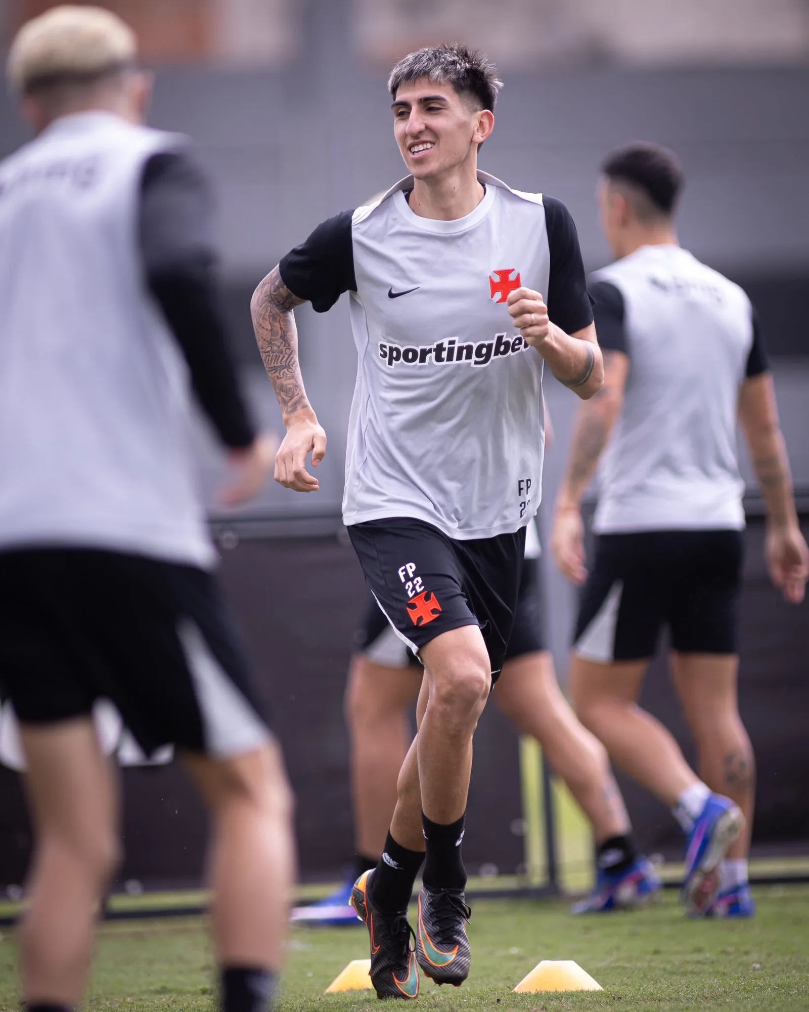 Lescano aparece entre os titulares do Vasco contra o Coritiba