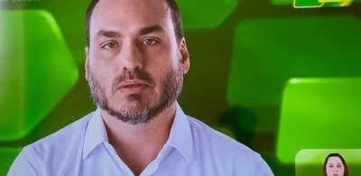 Candidato em SC, Carlos ignora estado, lembra infância e pede voto a Flávio