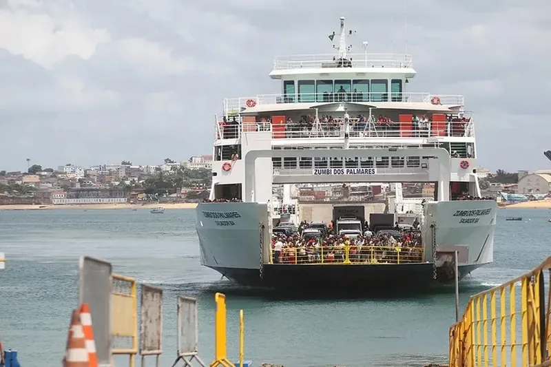 Travessia de ferry registra espera de até três horas em Salvador