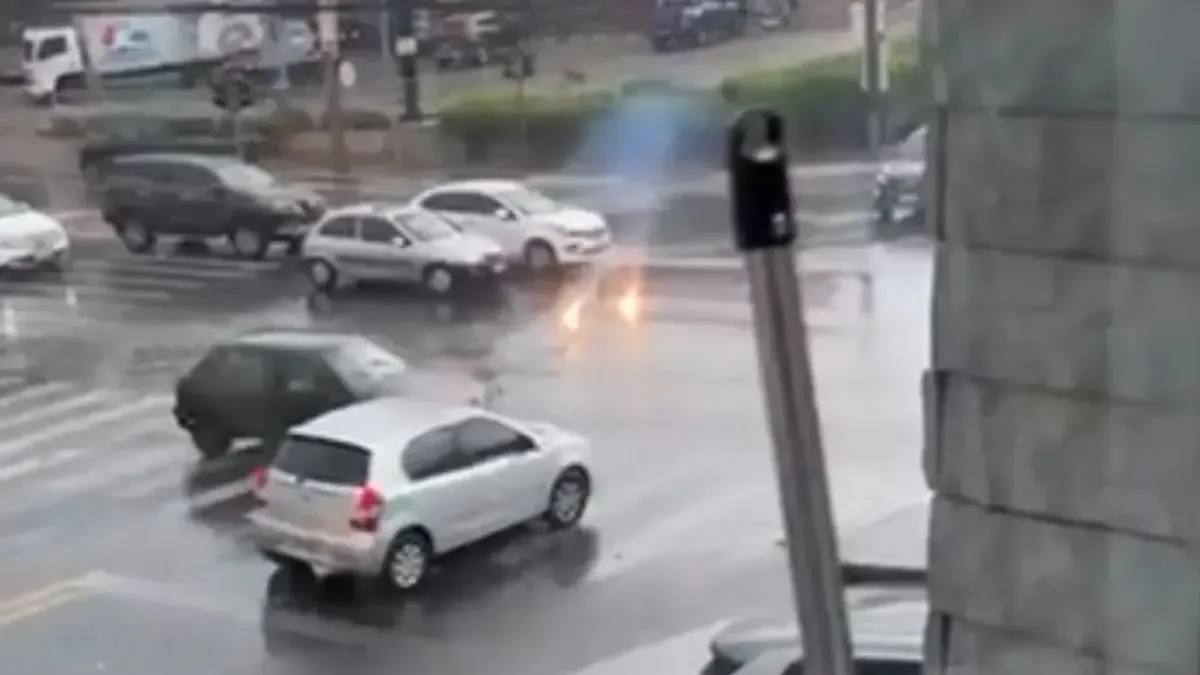 Cabo de energia cai em chamas durante chuva na avenida T-7, em Goiânia