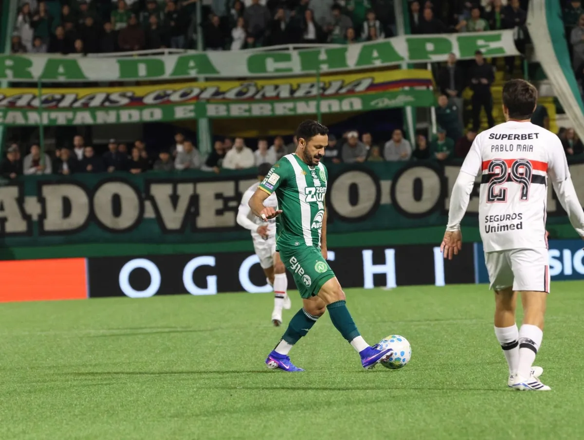 Yago Felipe marca pela Chapecoense em homenagem no reencontro com o Atlético Nacional