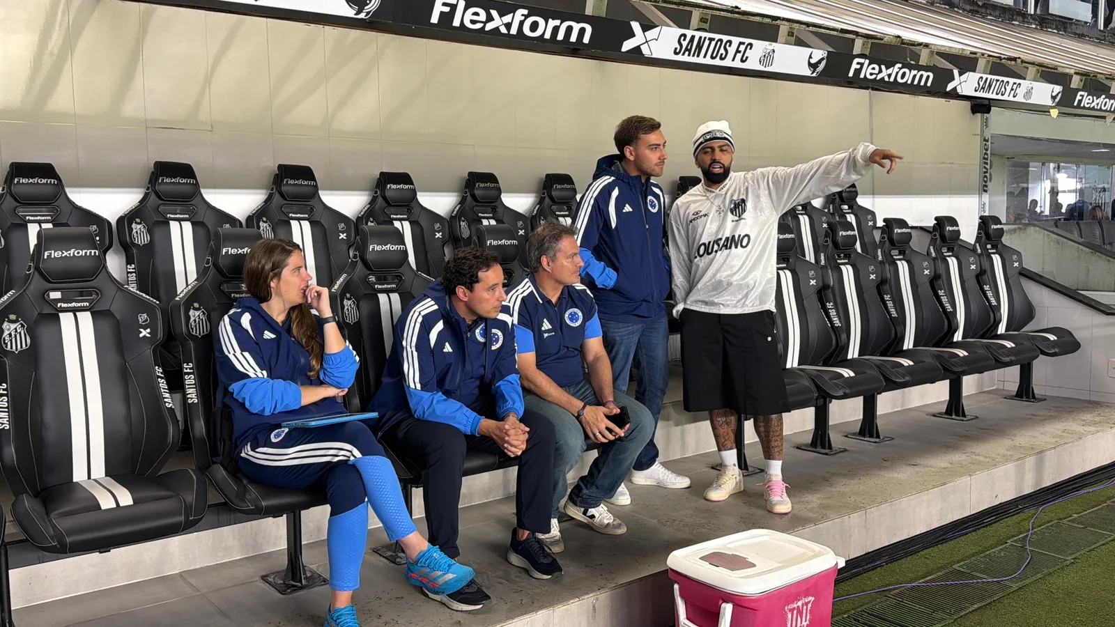 Gabigol se reúne com diretoria do Cruzeiro durante jogo na Vila Belmiro