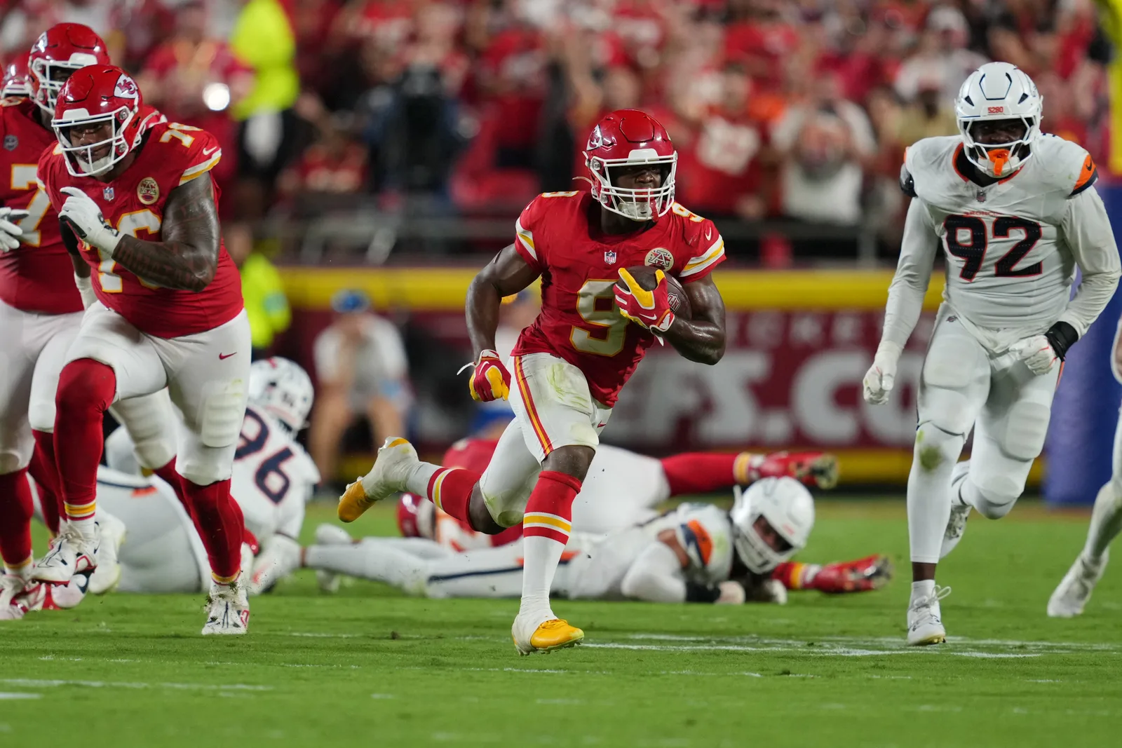 Chiefs vencem Broncos por 31 a 10 com retorno de Mahomes e grande atuação de Walker