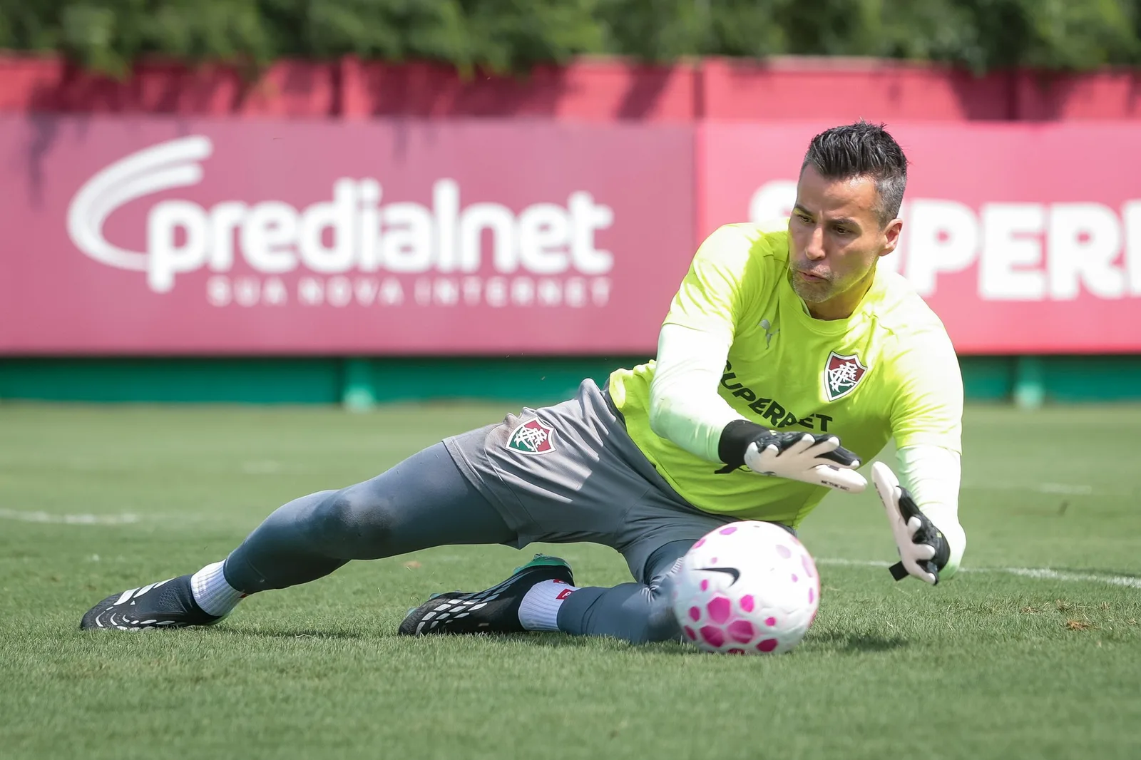 Fábio brinca com longevidade e evita corredor polonês em treino do Fluminense