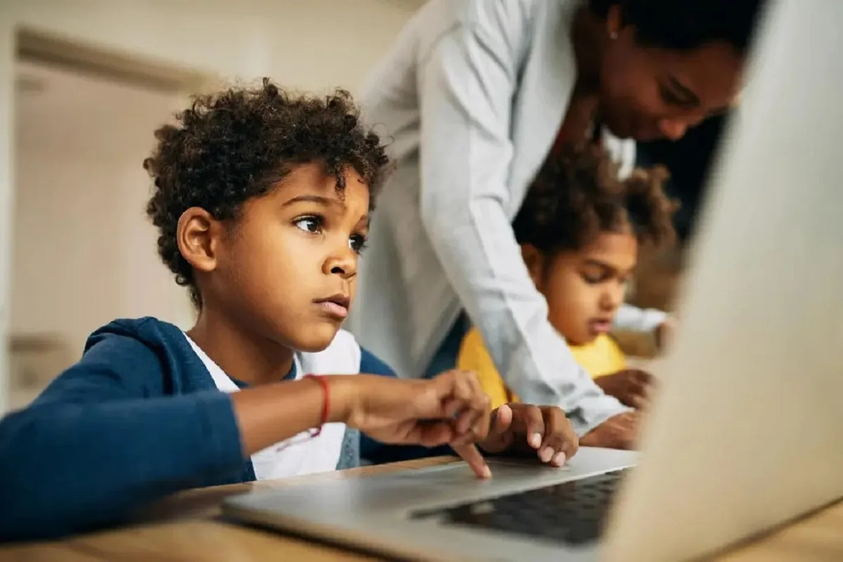 Projeto em Salvador limita uso autônomo de IA por alunos de até 13 anos