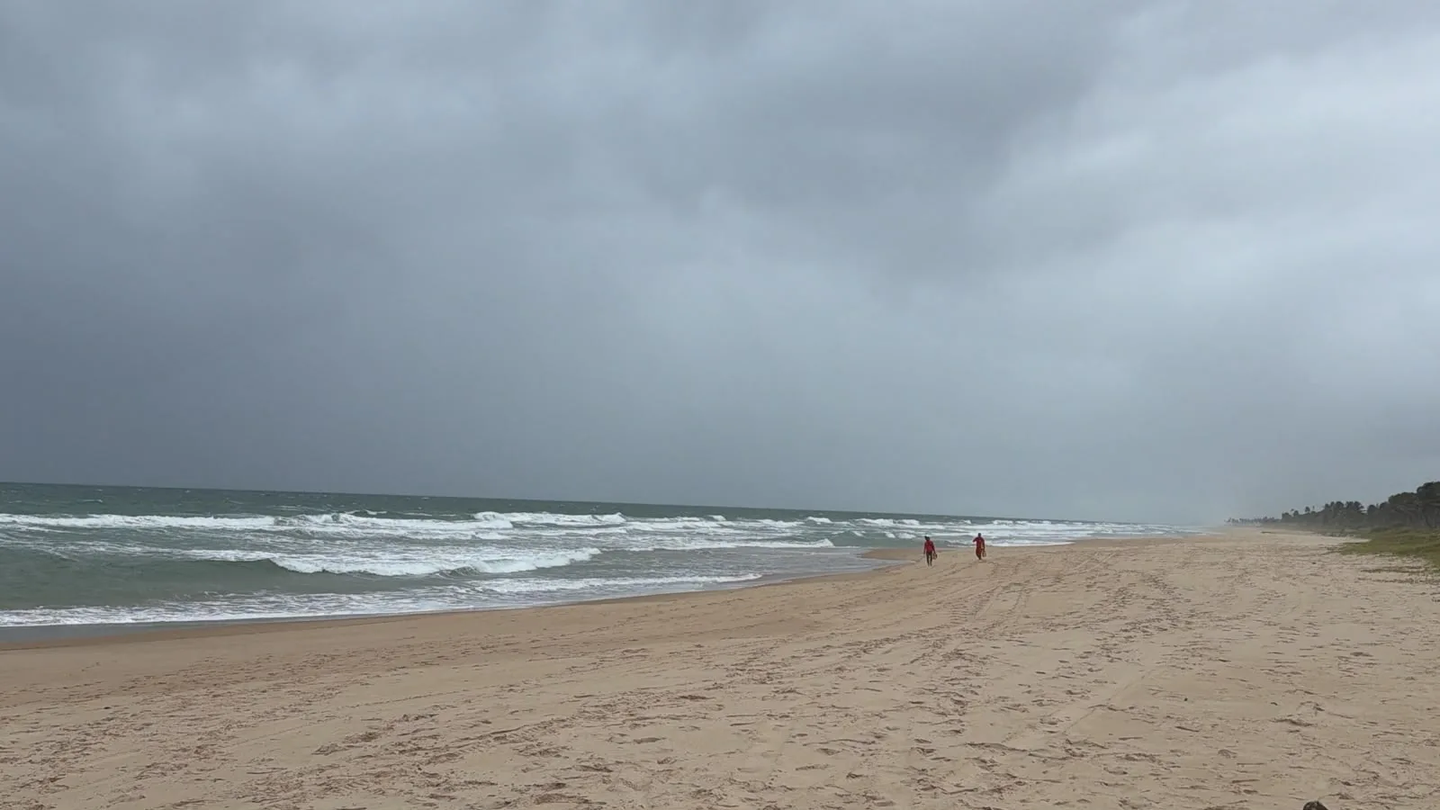 Bombeiros procuram homem desaparecido após mergulho em praia de Camaçari