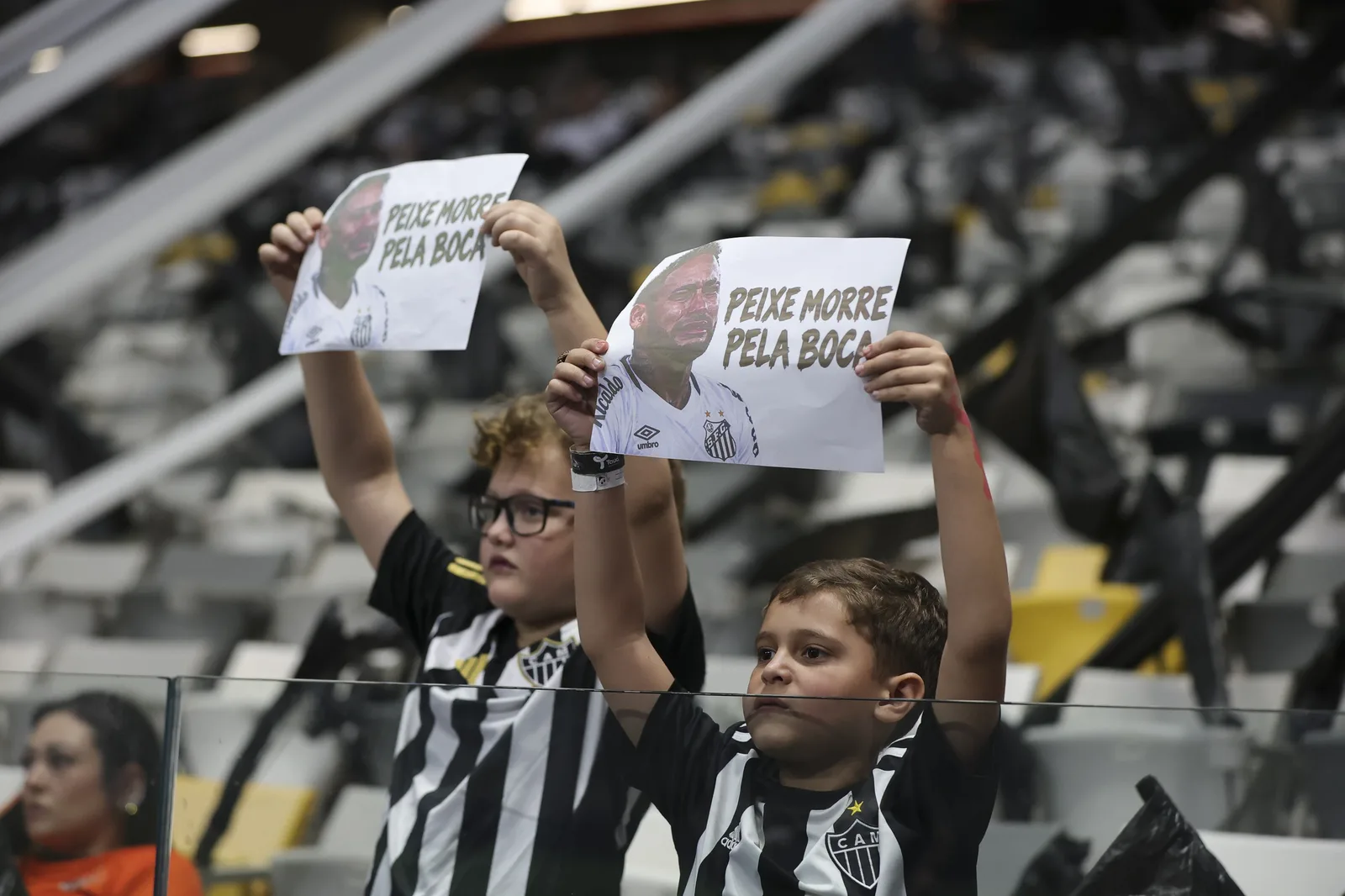 Neymar vira alvo de provocações da torcida do Atlético-MG na Arena