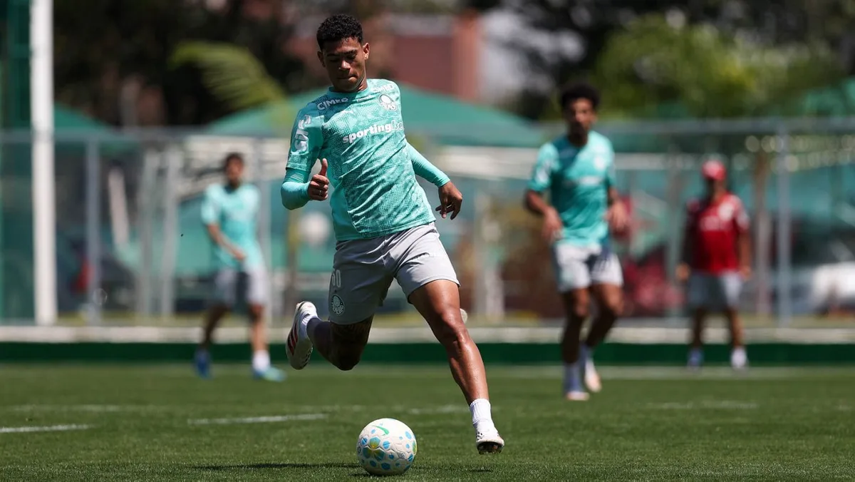 Palmeiras retoma treinos com Paulinho em atividades no gramado