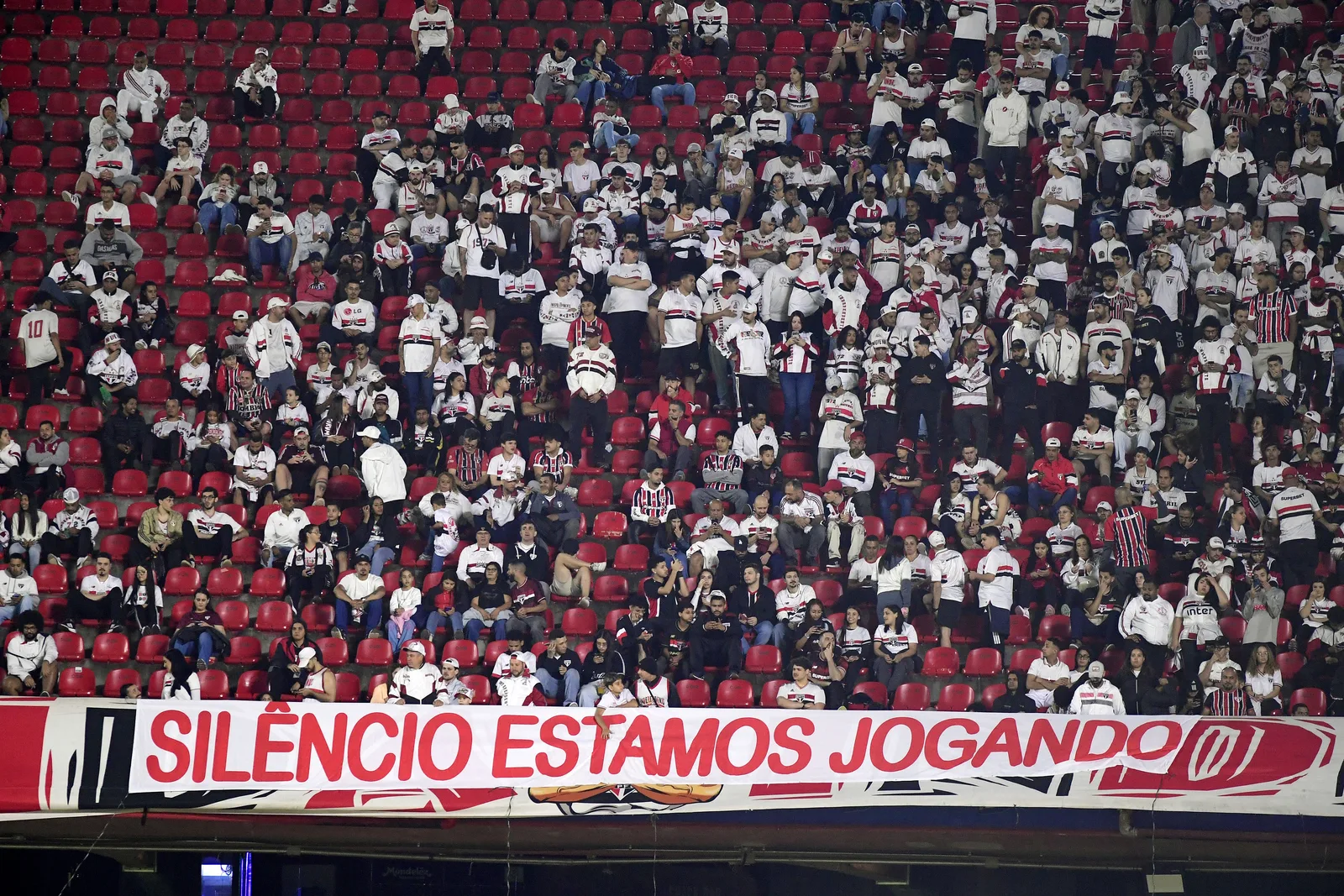 Torcida do São Paulo mantém silêncio no Morumbis durante 15 minutos