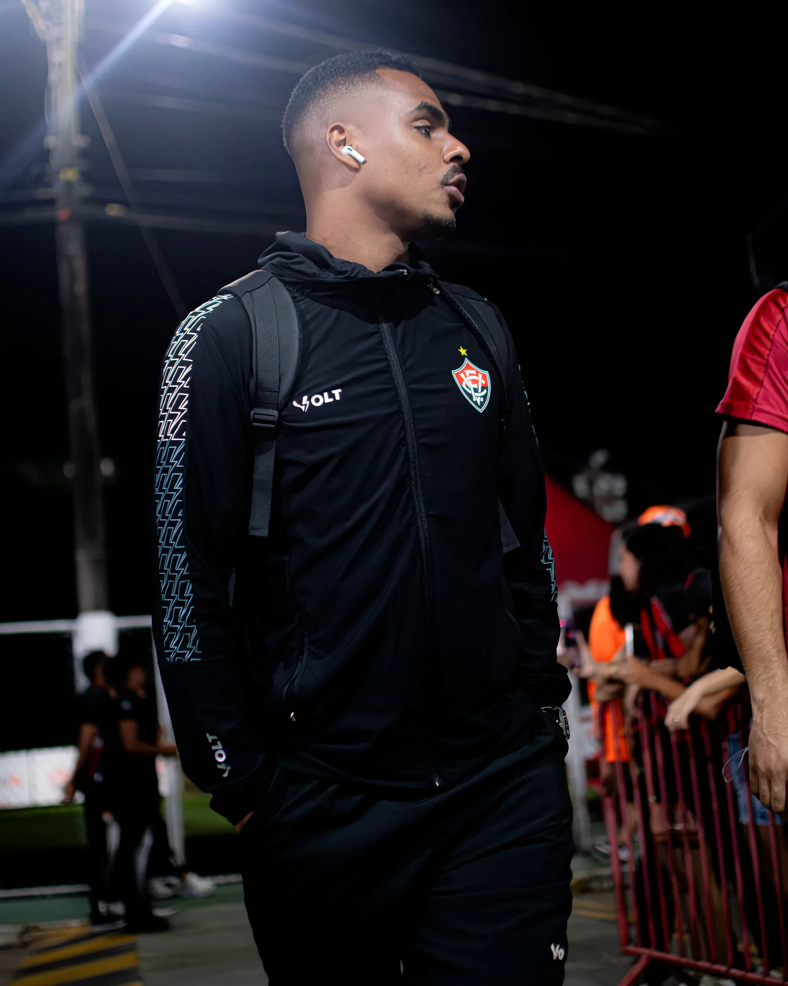 Caíque Gonçalves é levado ao hospital após passar mal em jogo do Vitória