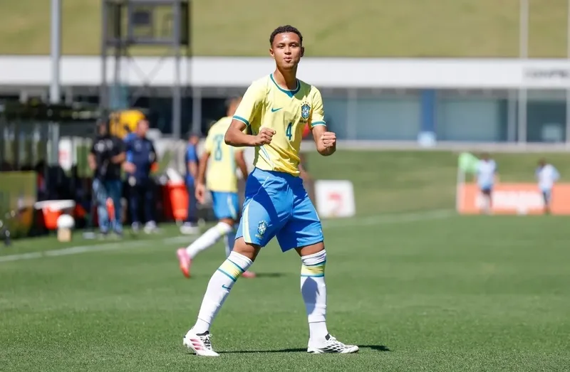 Sandro Diniz recebe homenagem no Vitória após título com o Brasil sub-15