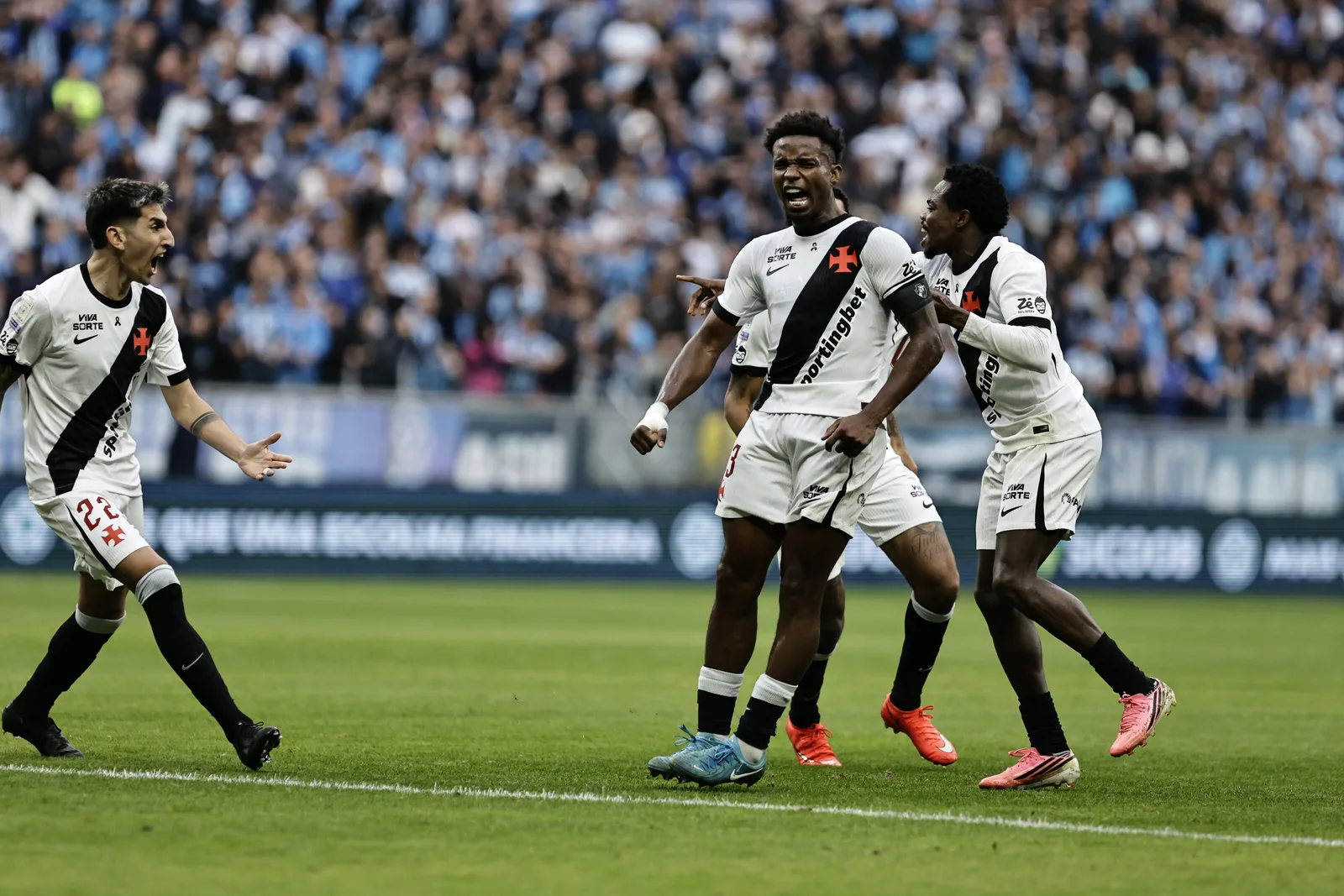 Thiago Mendes destaca reação do Vasco em vitória sobre o Grêmio