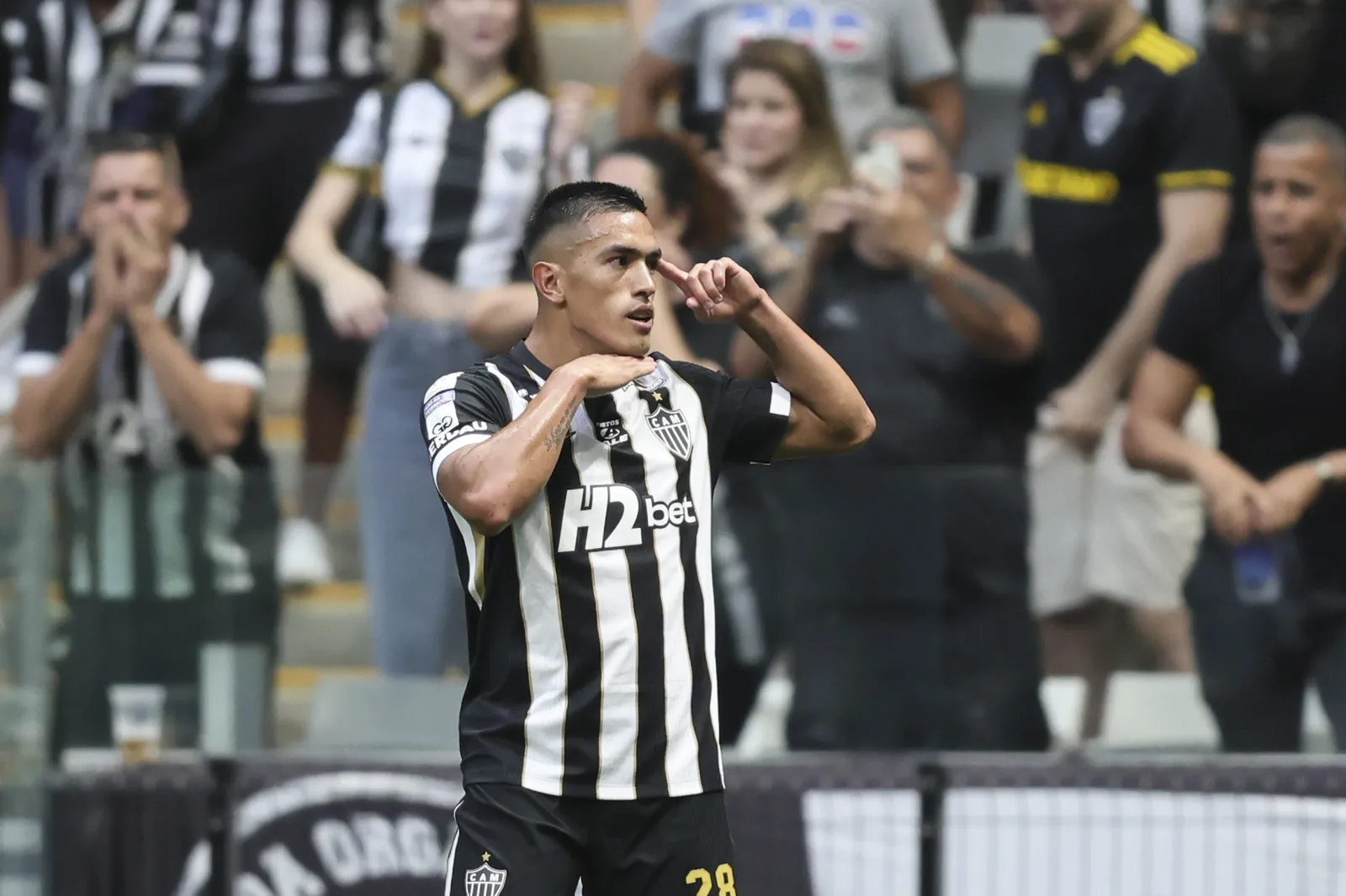 Atlético-MG avalia proposta do CSKA por Cuello nesta janela