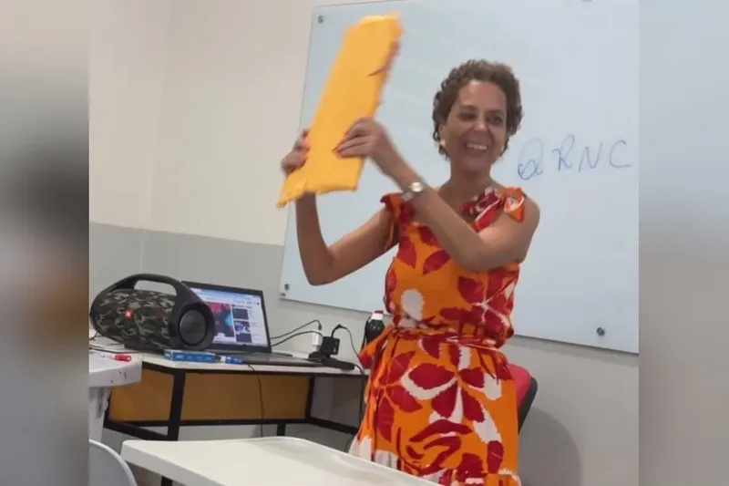 Professora usa música para entregar provas com notas baixas em Araguaína