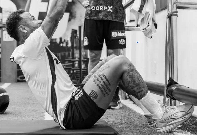 Neymar inicia recuperação e pode ficar até dois meses fora do Santos