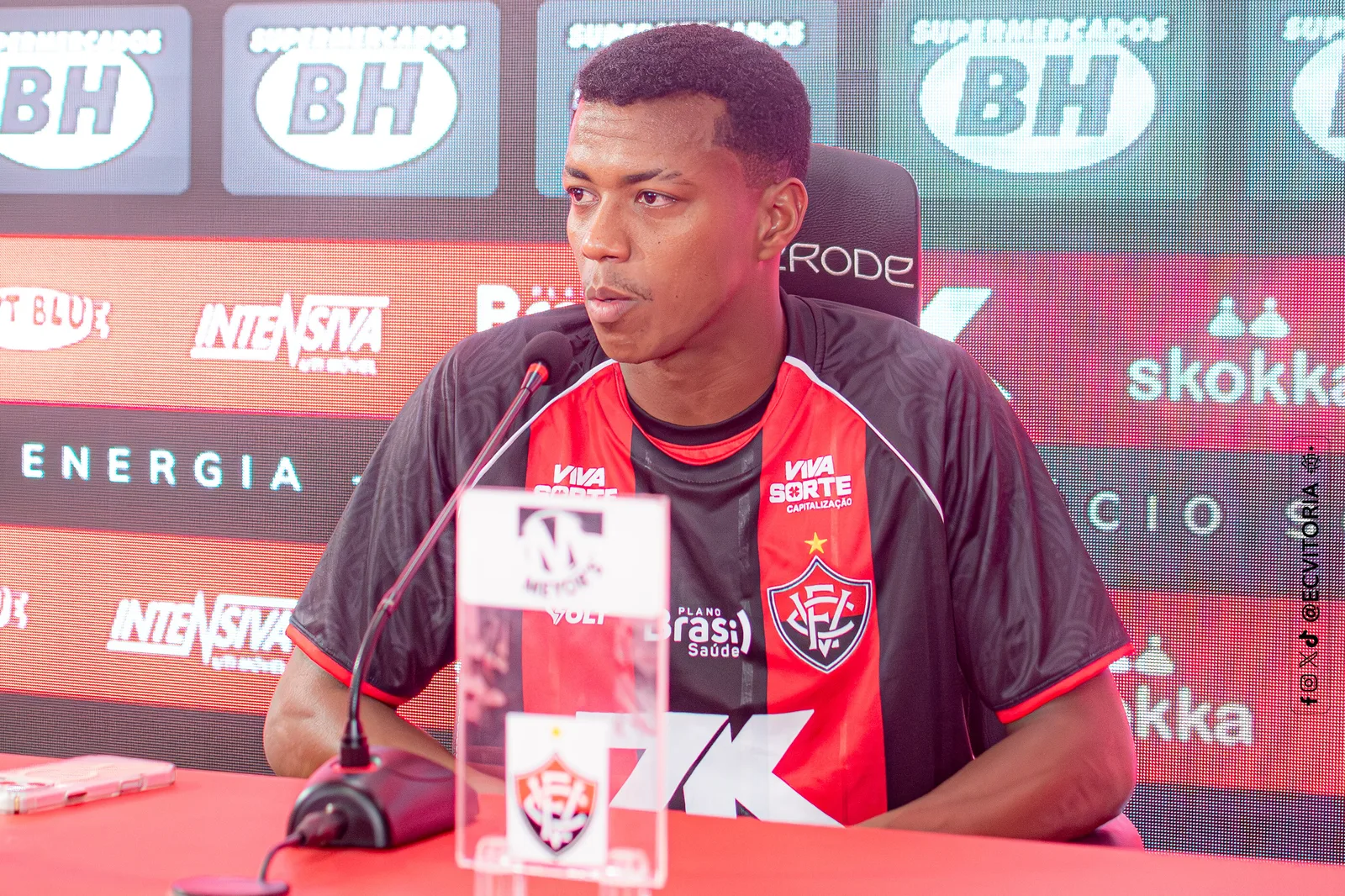 Darlan Dutra destaca Cacá e Luan Cândido em apresentação no Vitória