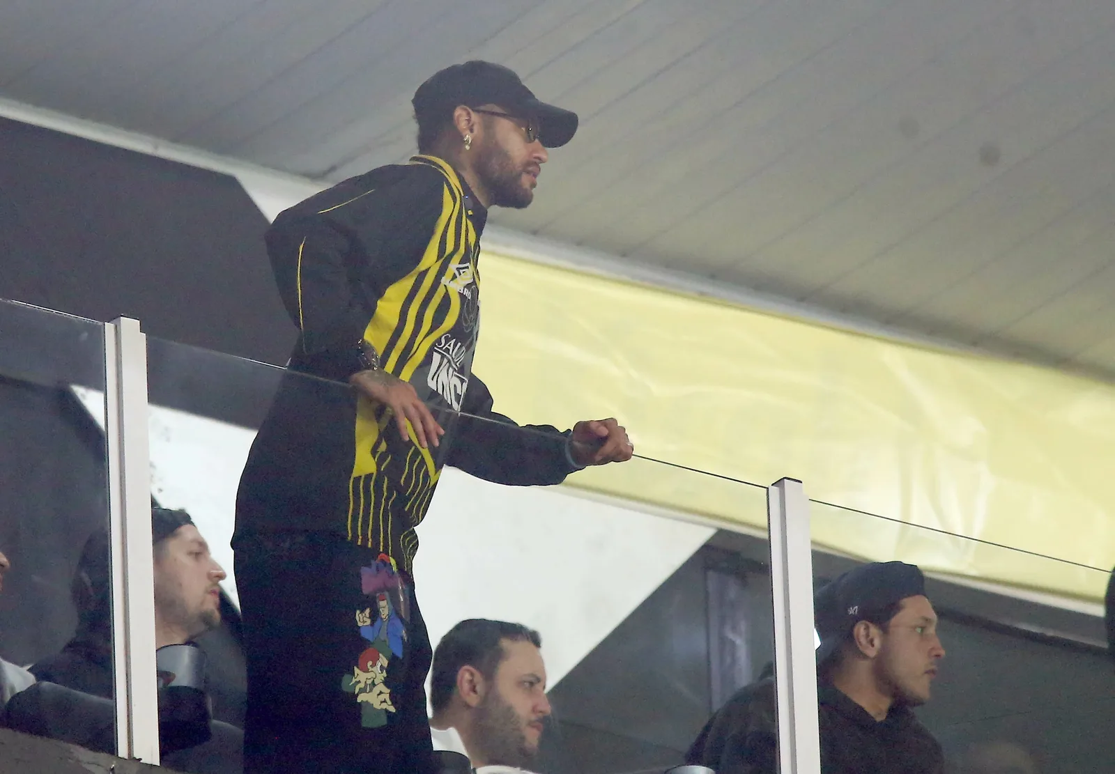 Neymar se envolve em discussão com torcedores do Atlético durante jogo