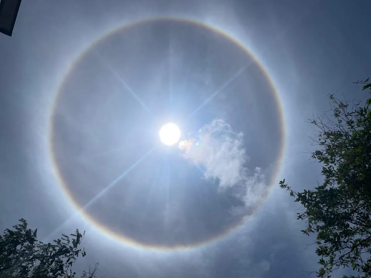 Halo solar forma círculo luminoso no céu de Salvador